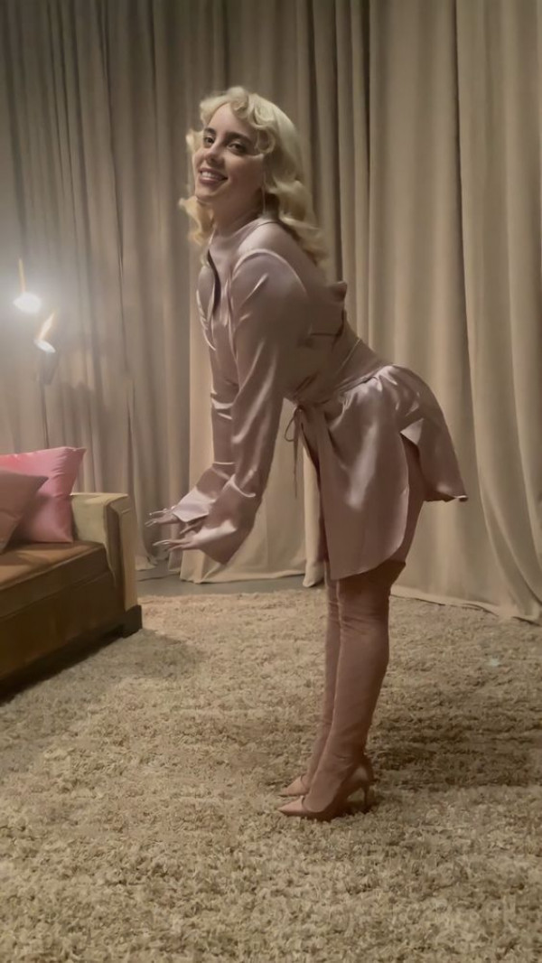 Billie Eilish Feet in Pink High Heels